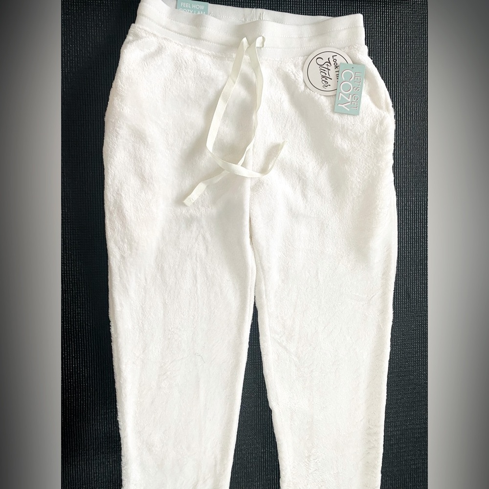 White fur pants                                                         White